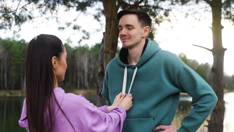 pareja acurrucada al aire libre