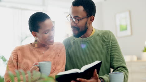 casa, sonrisa y pareja negra leyendo una biblia