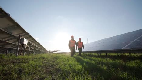 examen por parte de un inspector de los módulos fotovoltaicos mediante una cámara de imagen térmica