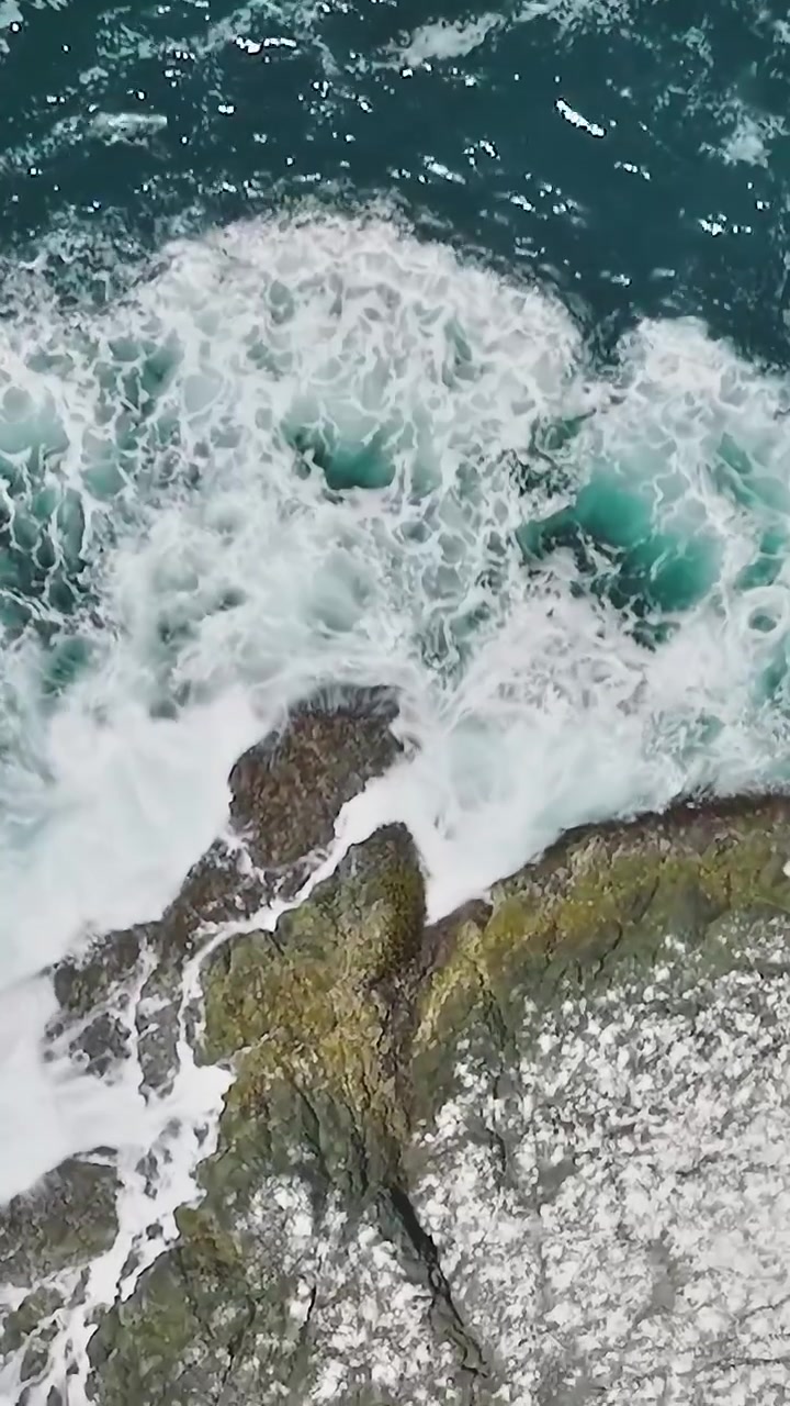 Le onde si infrangono contro le rocce in California durante le ore diurne.