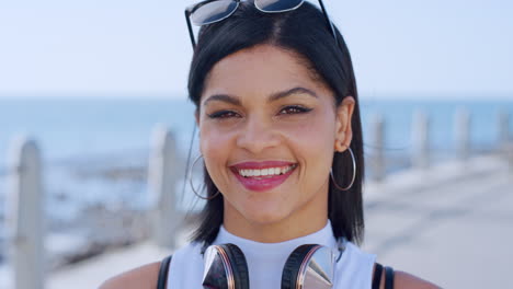 playa, rostro de mujer y retrato de sonrisa