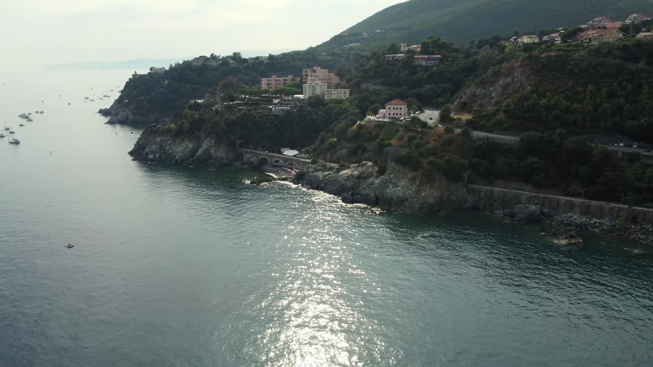 Paesaggio costiero con edifici e barche