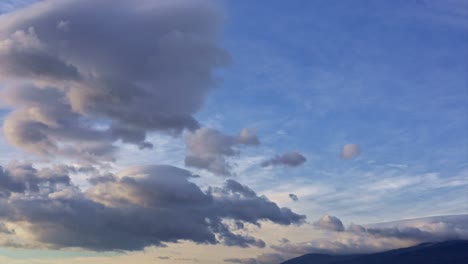 Timelapse-De-Un-Cielo-Azul-Nublado-Al-Amanecer