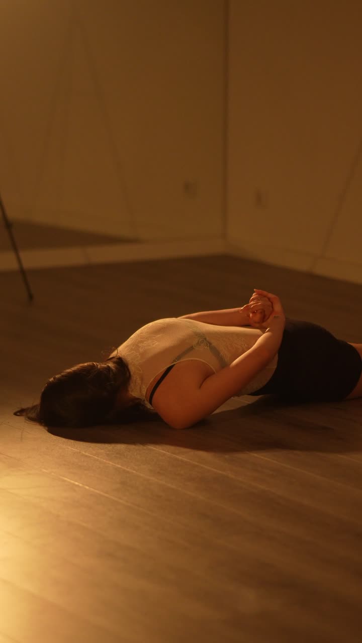 Donna in posa di danza contemporanea