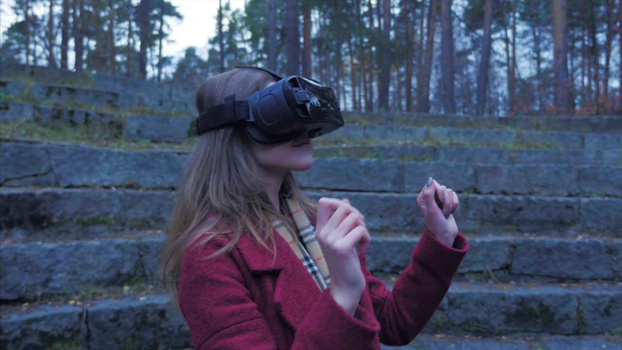 Donna che sperimenta la realtà virtuale in un parco