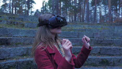 mujer experimentando realidad virtual en un parque