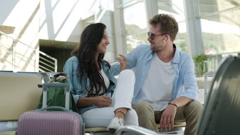pareja esperando en el aeropuerto