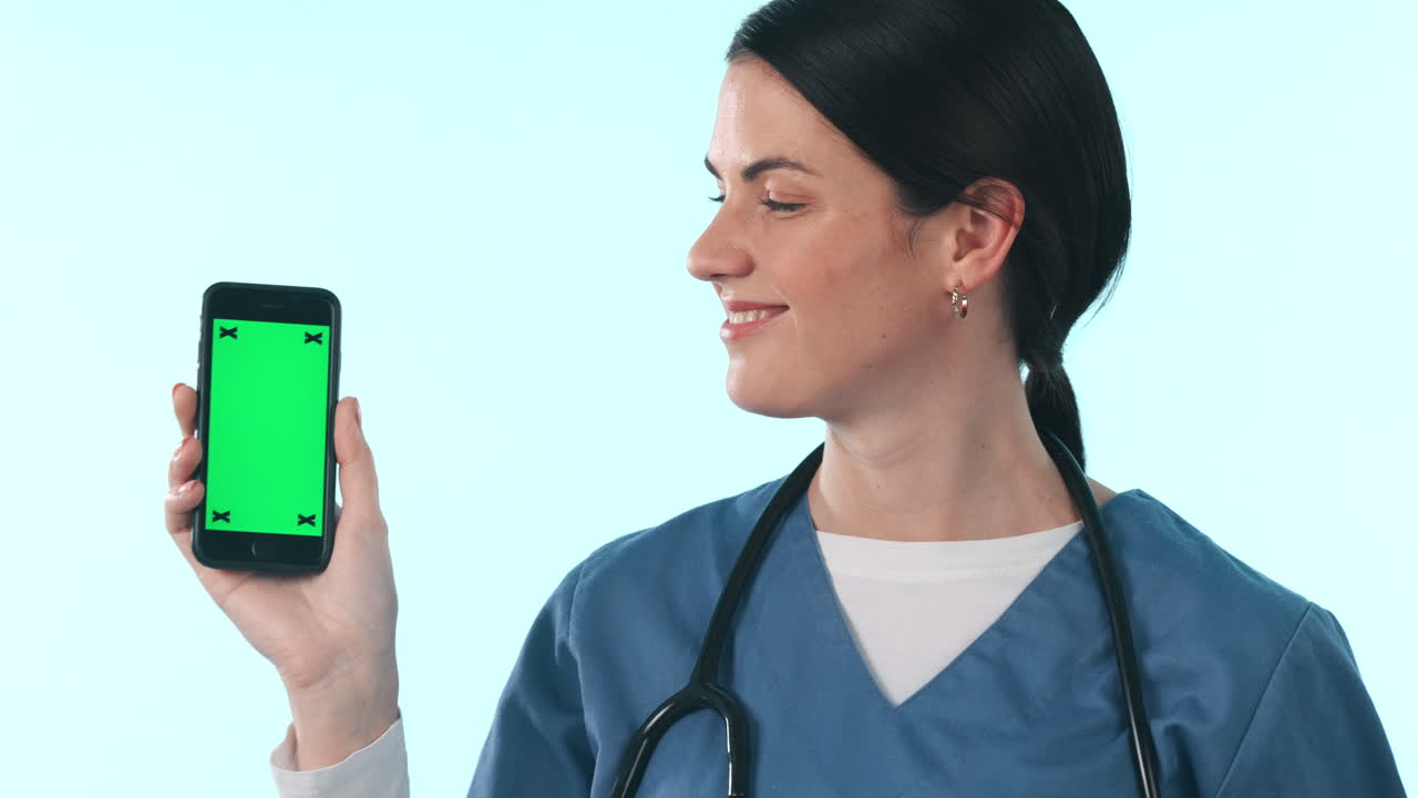 Teléfono con pantalla verde, mujer feliz y enfermera dando el visto bueno