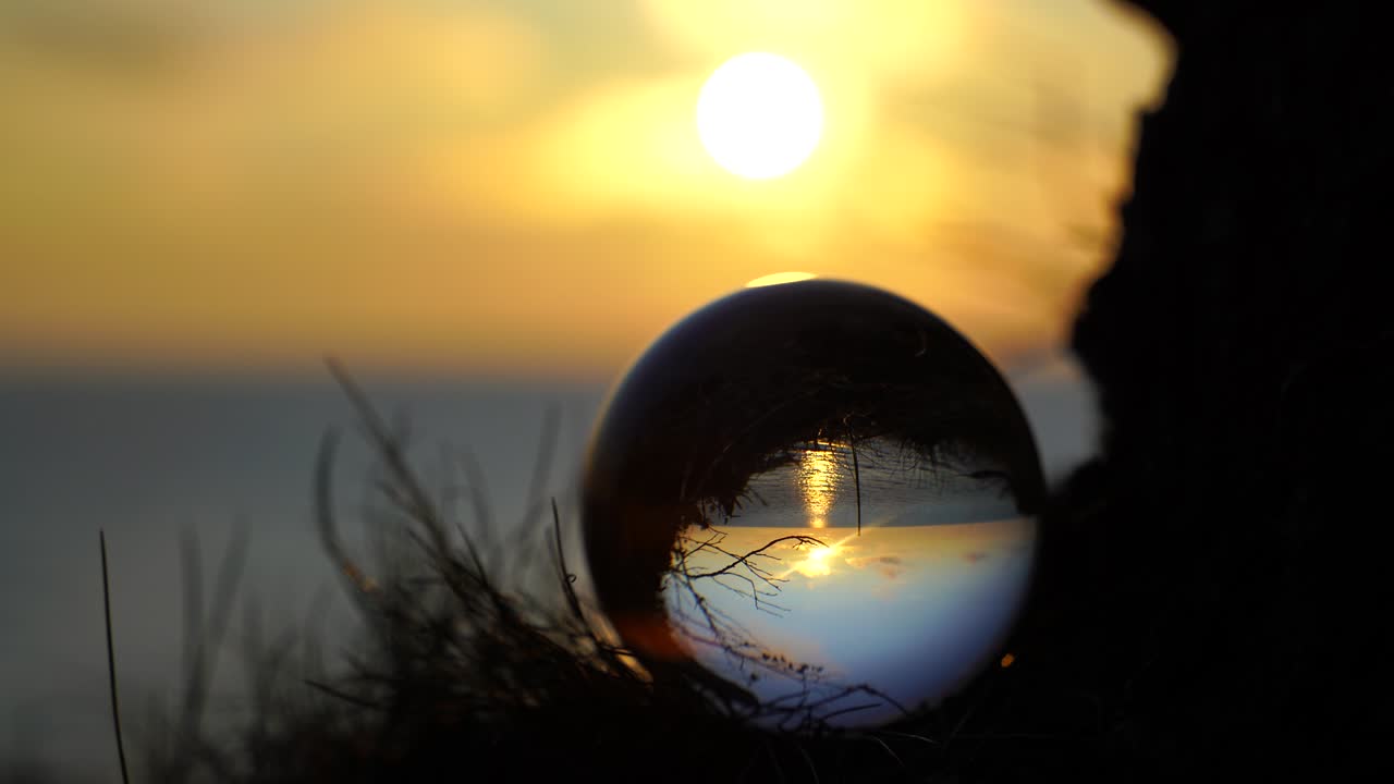 가을 시간 라트비아의 해가 지는 렌즈볼