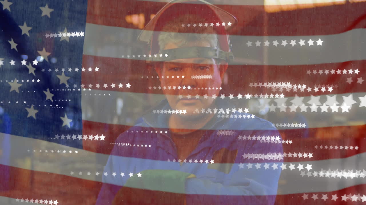 animación de la bandera americana y las estrellas sobre el trabajador del acero masculino biracial