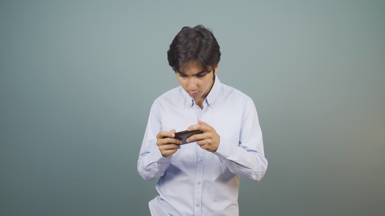 전화로 이야기하는 남자의 전화가 충전되지 않습니다.