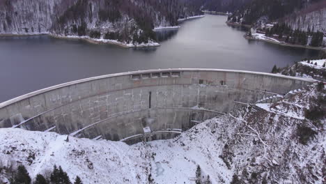 vista aérea de la presa y el lago de valea draganului en invierno rumania
