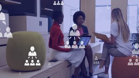 animación de iconos de conexión flotando sobre diversas compañeras de trabajo hablando en la oficina