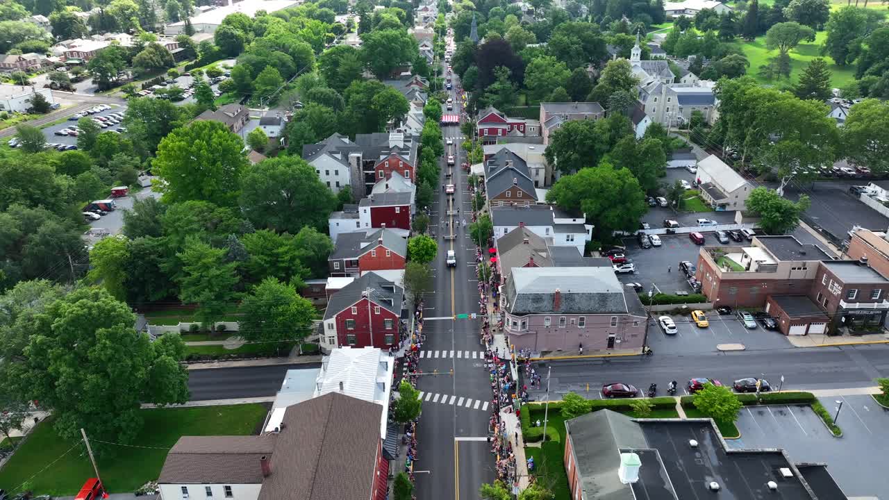 독립기념일 퍼레이드의 공중 촬영 소도시 메인 스트리트를 따라 이동