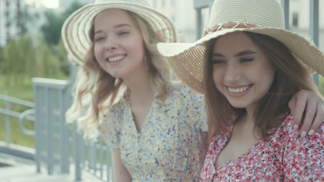여름 모자를 입은 두 명의 행복한 친구