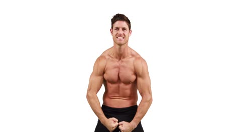 hombre musculoso flexionando su músculo