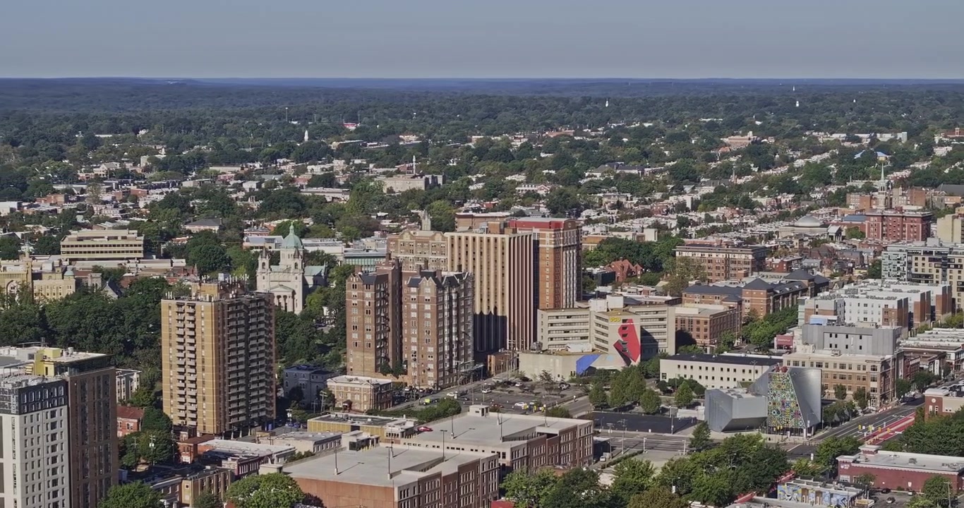 Richmond Virginia, sorvolo aereo v120 con zoom 3x sopra il centro, Monroe Ward, Jackson Ward e il campus VCU - Ripreso con Mavic 3 Pro Cine - 30 settembre 2023