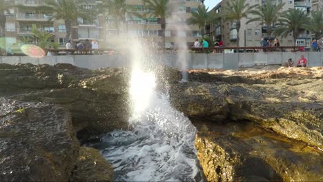 Las-Olas-Golpean-La-Orilla-Del-Paseo-Marítimo