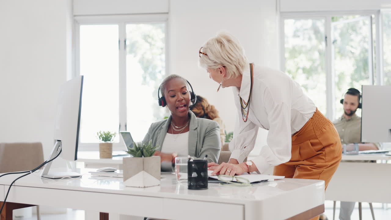 CRM, svart kvinne og seniorleder i en samtale
