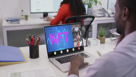 video de un hombre afroamericano haciendo una videollamada nft en una computadora portátil con varios compañeros de trabajo