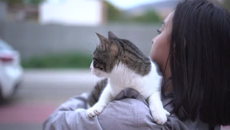 Die-Verängstigte-Katze,-Die-Von-Den-Armen-Einer-Frau-Getragen-Wird,-Hat-Angst-Vor-Autos-Und-Der-Straße