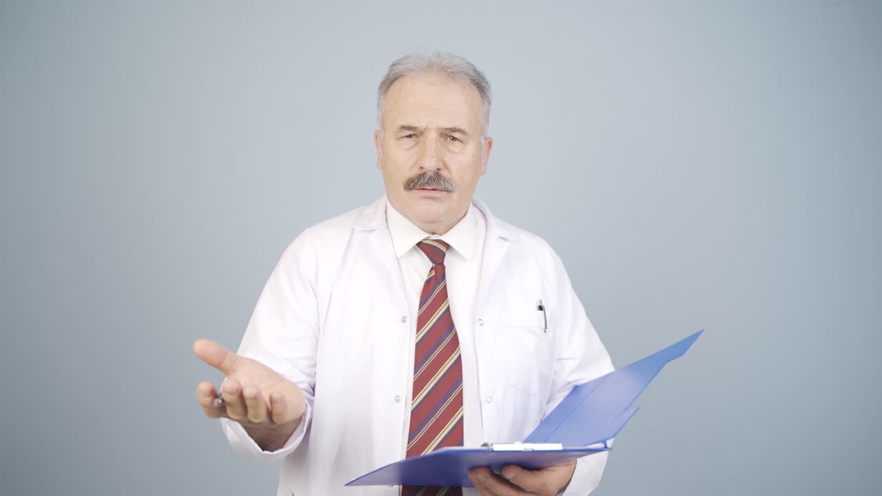 Psiquiatra fazendo anotações