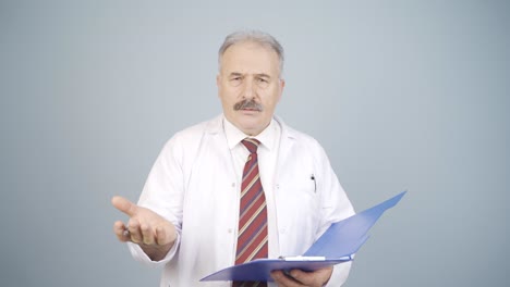 el médico psiquiatra tomando notas.