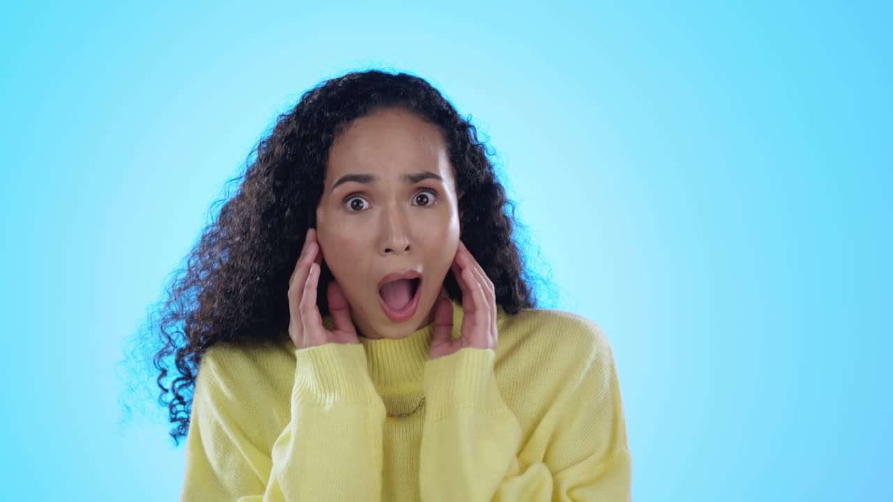 wow, sorpresa y cara de mujer en el estudio conmocionado