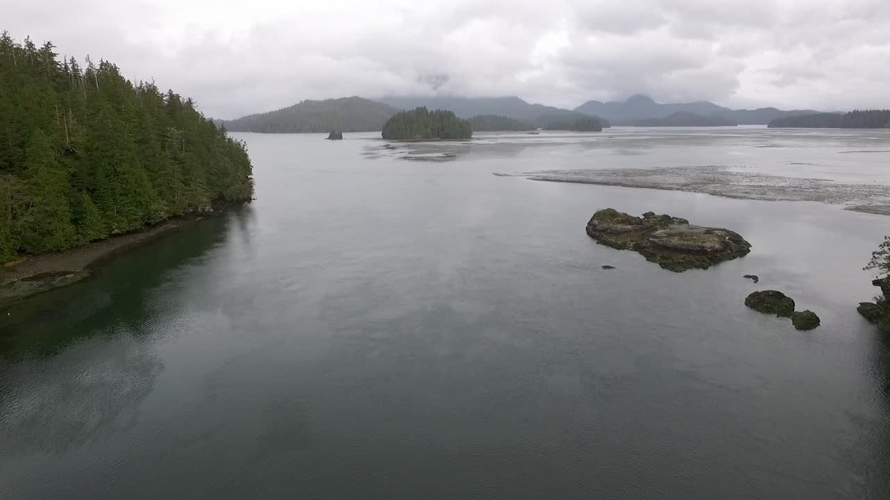 cielo nublado y nubes bajas cuelgan del denso bosque y las colinas de la isla de vancouver, columbia británica cerca de tofino
