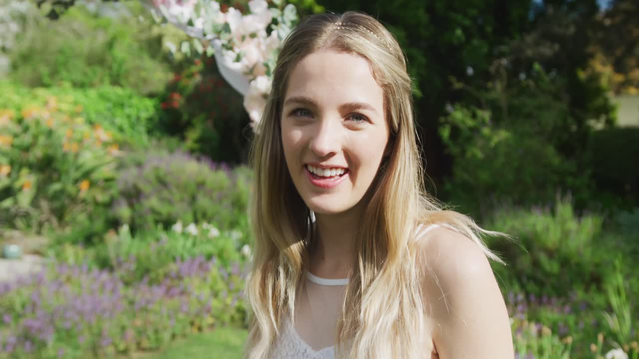 결혼식에서 은 날 행복한 백인 여성의 초상화