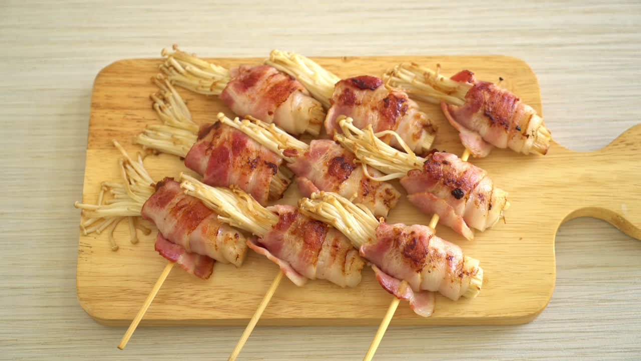 brochetas de champiñones con agujas doradas envueltas en tocino
