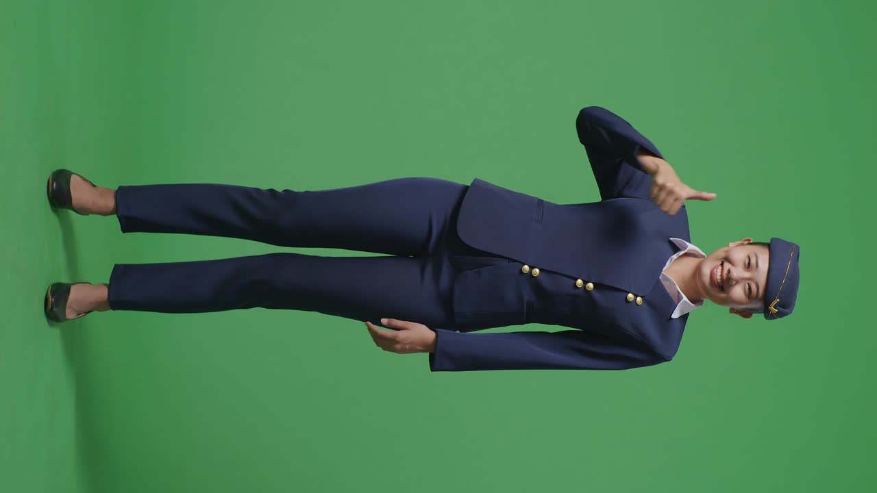 승무원이 엄지손가락을 들고