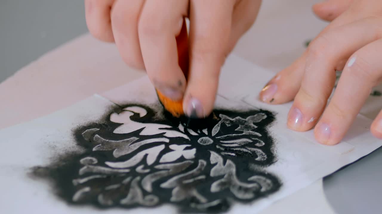 3 tomas. dos mujeres decoradoras, diseñadoras pintando decoración de círculo de madera