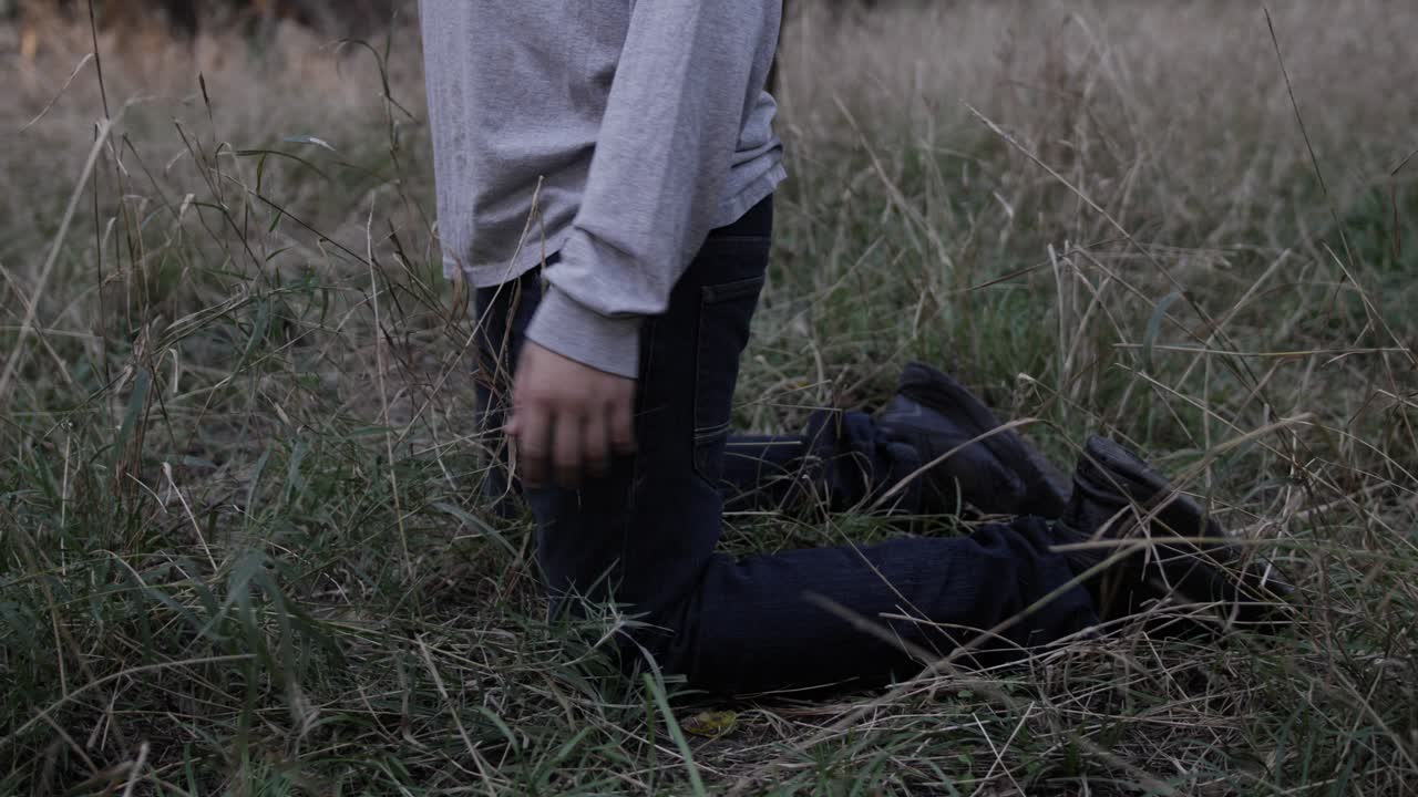 adolescente deprimido y enojado cae de rodillas