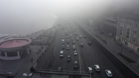 tránsito de mañana con niebla en la autopista