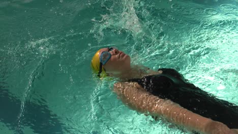 Mujer-En-Forma-Nadando-En-La-Piscina