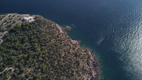 Vertikalschwenk-Drohne-Schoss-über-Der-Insel-Aigina-In-Griechenland