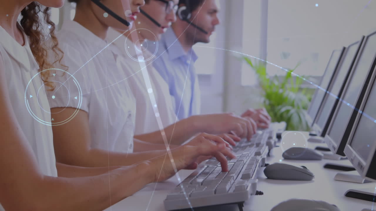 Animazione di una rete di connessioni su persone in ambito aziendale che indossano cuffie con microfono