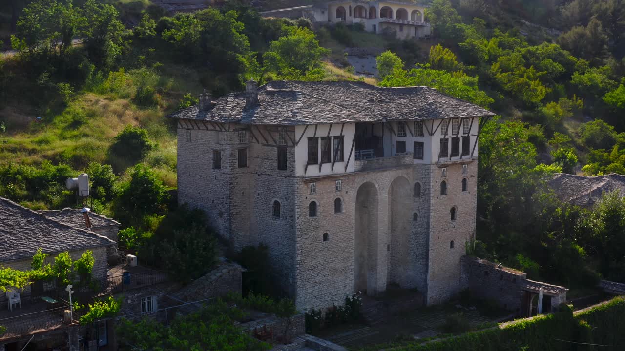석조 도시 지로카스터(gjirokaster)의 아름다운 풍경 속에 있는 고대 석조 건축물의 조감도