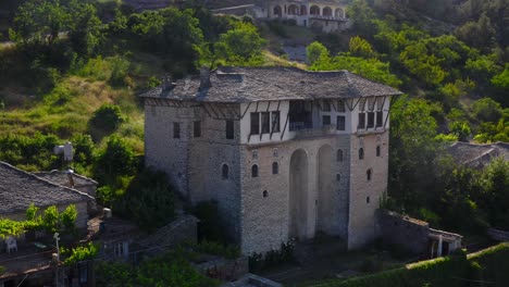 Luftaufnahme-Der-Antiken-Steinarchitektur-Inmitten-Wunderschöner-Landschaft-In-Gjirokaster,-Der-Steinstadt