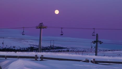 瑞典伊德雷海峡的滑雪<unk>在日落时,其后面是斯泰丹山-1