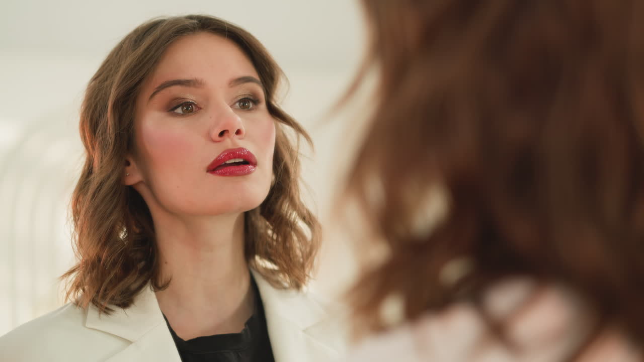 mujer feliz sonríe mirando maquillaje profesional en la cara