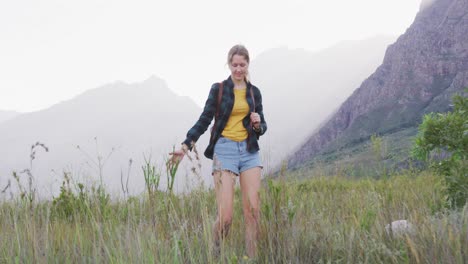 Mujer-Caucásica-Caminando-En-La-Naturaleza