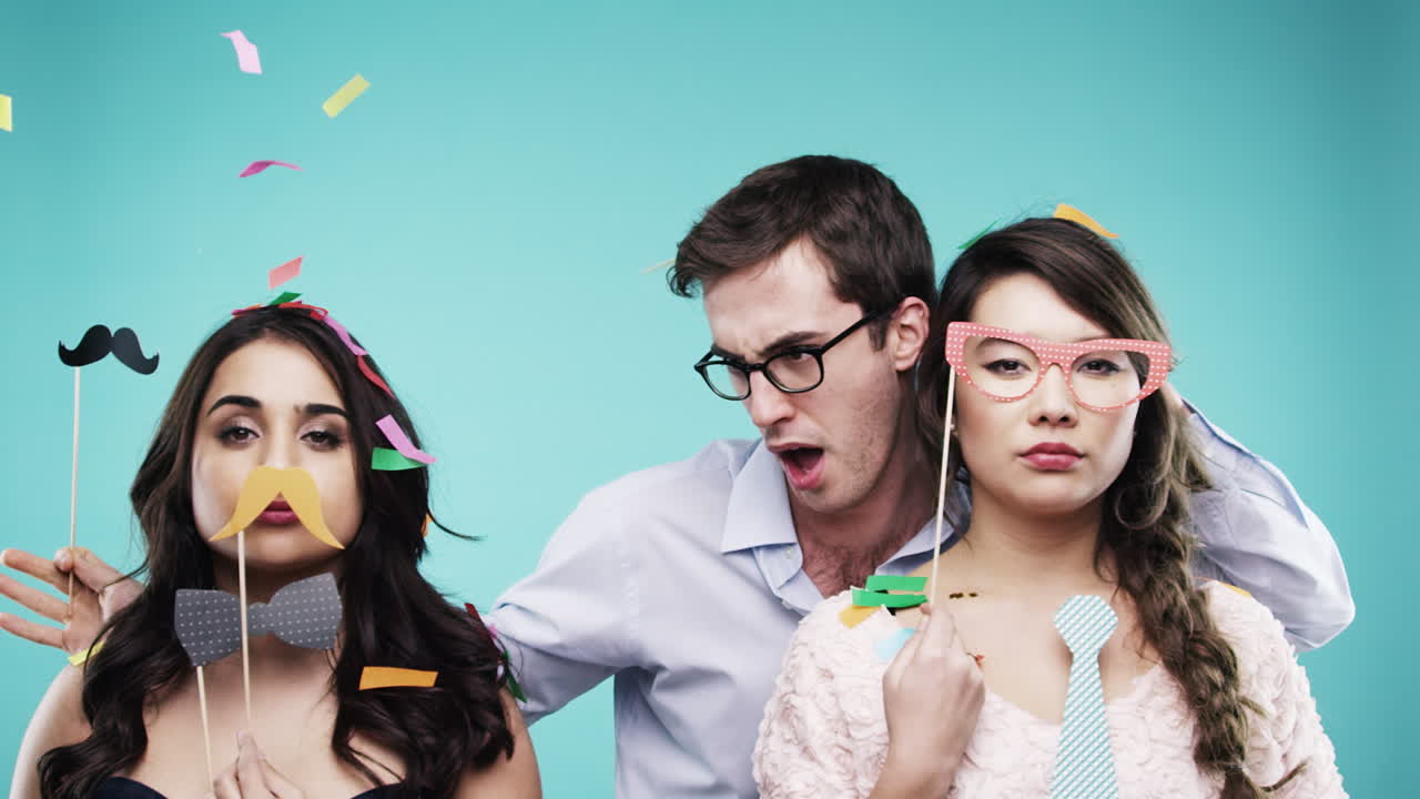 친구 들 이 파티 에서 재미 를 느끼고 있다