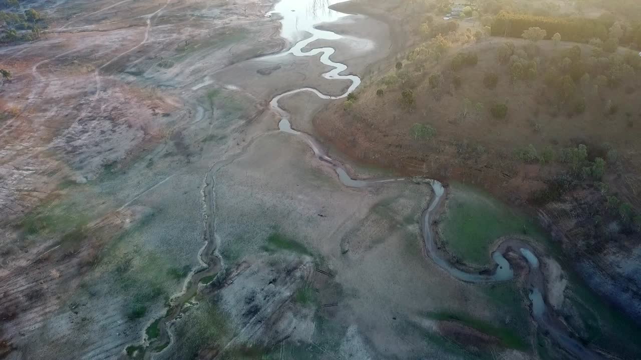 воздушный полет над верховьями озера эйлдон, недалеко от мансфилда в центральной виктории, австралия