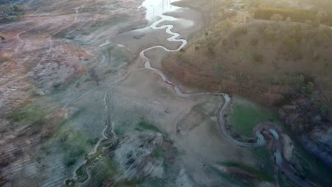 vuelo aéreo sobre los tramos superiores del lago eildon, cerca de mansfield en el centro de victoria, australia