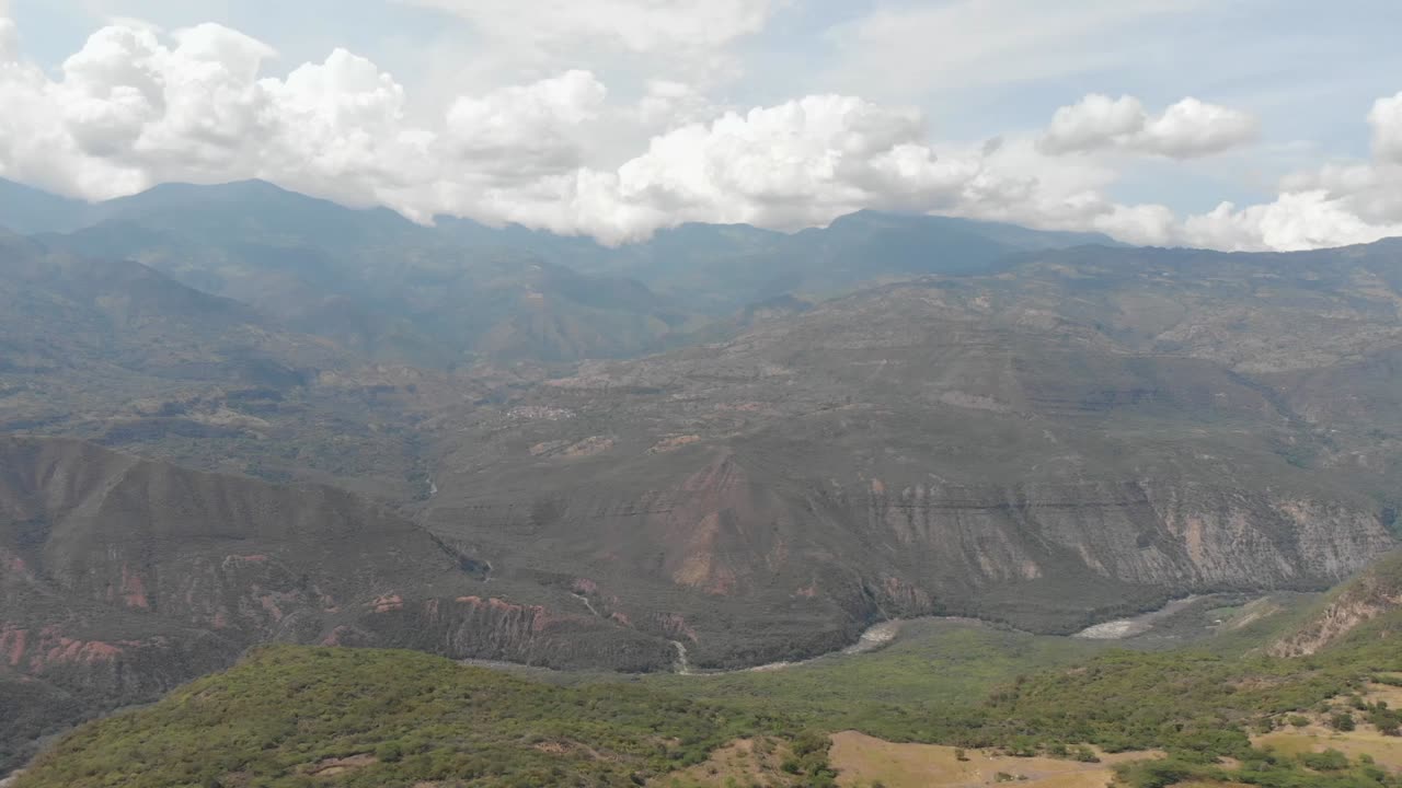 흐린 날에 산의 경치와 강을 뒤로 물러나다