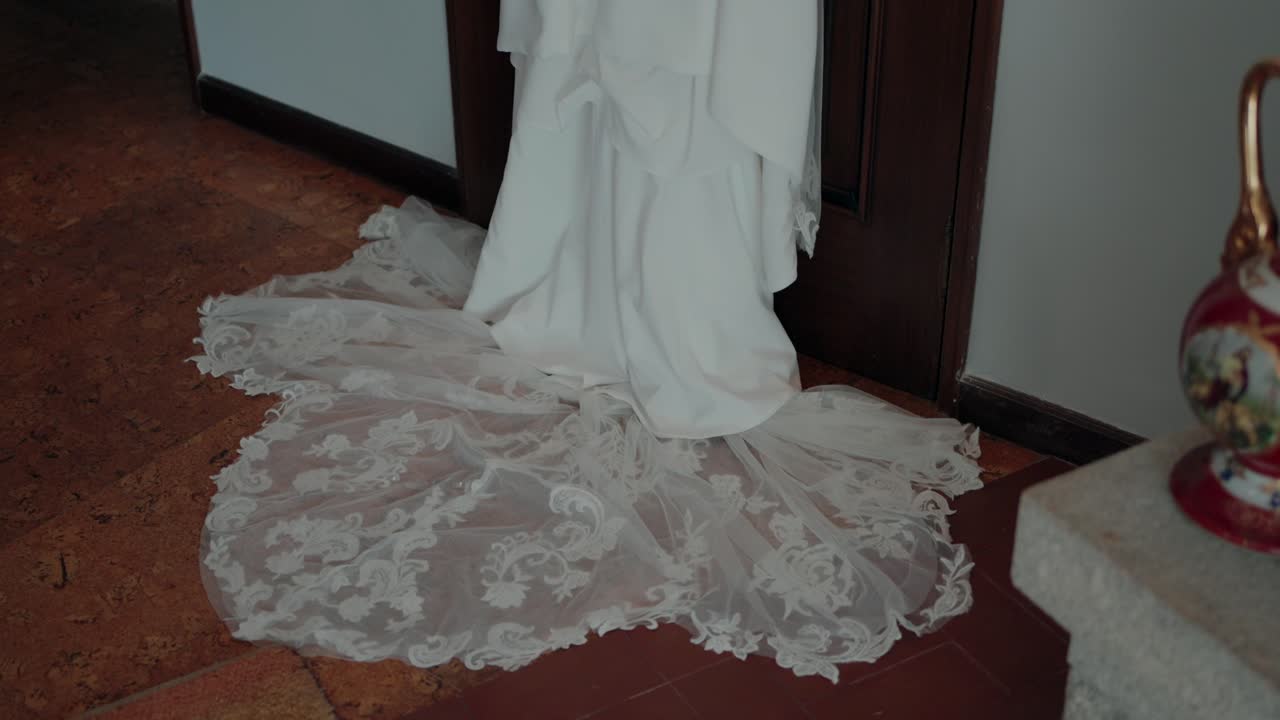 시골 장식 배경과 함께 타일로 된 바닥에 웨딩 렌즈 열차 세부 사항