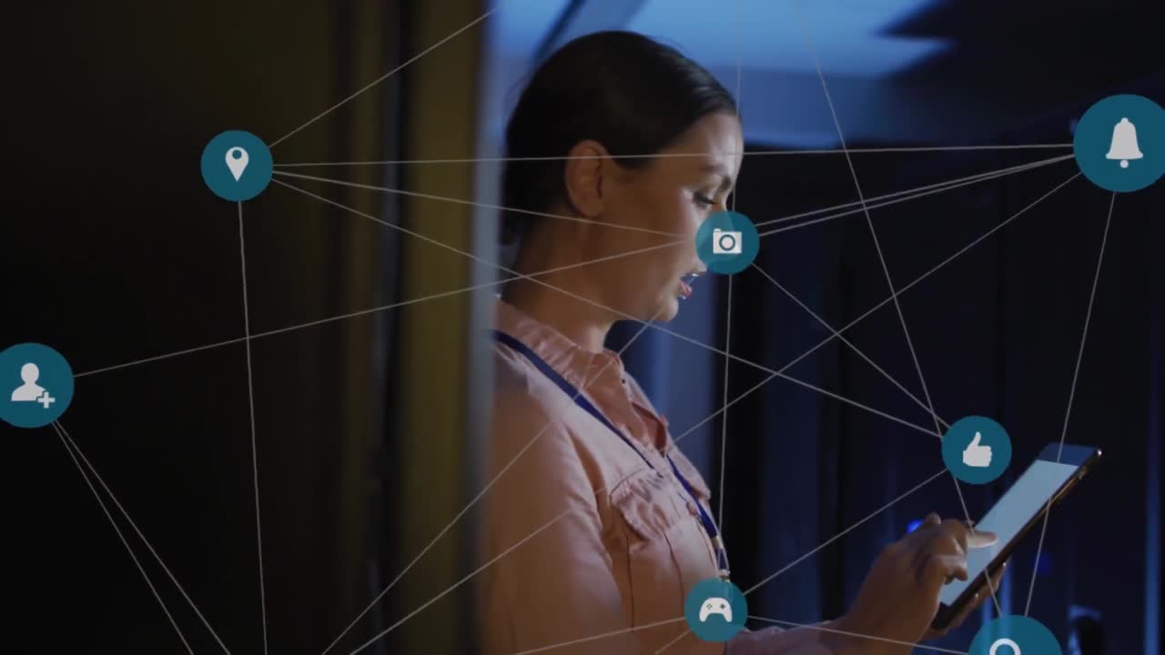 animación de la red de conexiones a través de una ingeniera de ti caucásica con una tableta por un servidor de computadora