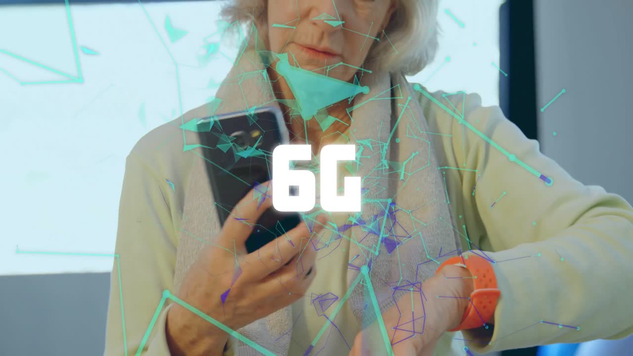 animación de texto 6g a través de una red de conexiones y una mujer usando un teléfono inteligente y un reloj inteligente